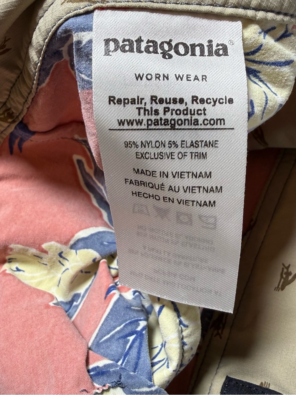 Patagonia Men’s Red Floral Boardshorts with Navy Trim - Picture 8 of 10